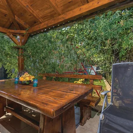 Апартаменты 2 Bedroom Lovely In Nedescina