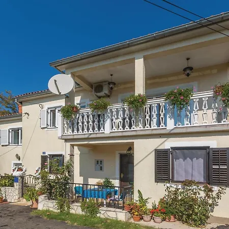 Апартаменты 2 Bedroom Lovely In