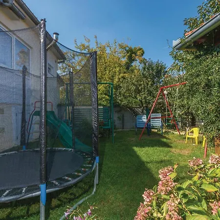 Апартаменты 2 Bedroom Lovely In Nedescina