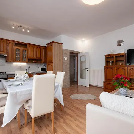 Apartman 2 Bedroom Gorgeous In Nedeščina